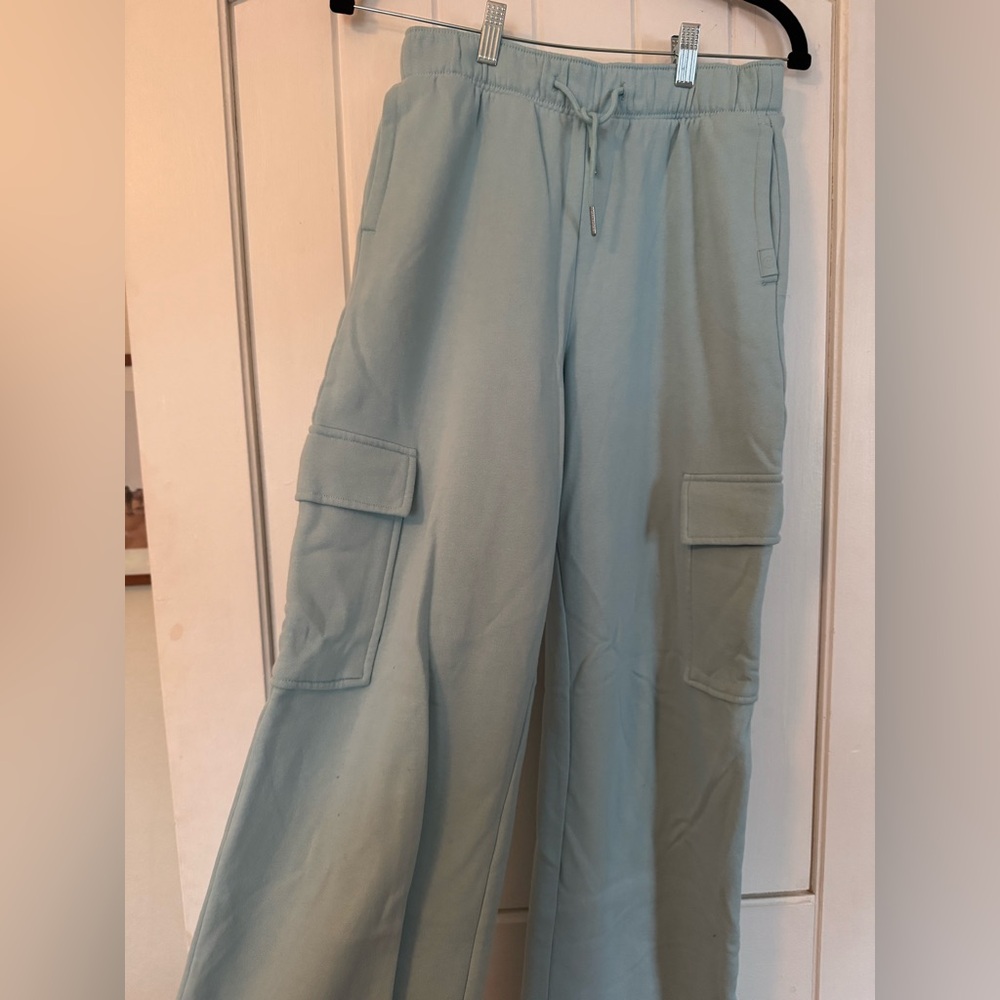 Gilly hicks sweatpants, never been worn size small.